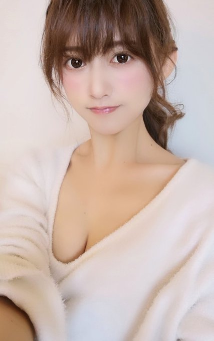 近距离特写！ 绝世美女女优「希岛爱理」晨浴露出半边浑圆美臀，粉丝直呼受不了！