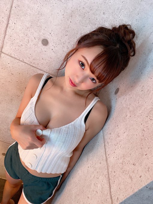 仅用双手遮胸! G罩杯巨乳美少女「天音真比奈」推特福利照饱满形状大解放!