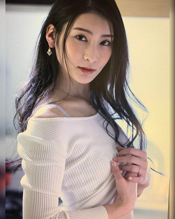 实力和外型兼具的暗黑女神《本庄铃》作品号剧情介绍及封面
