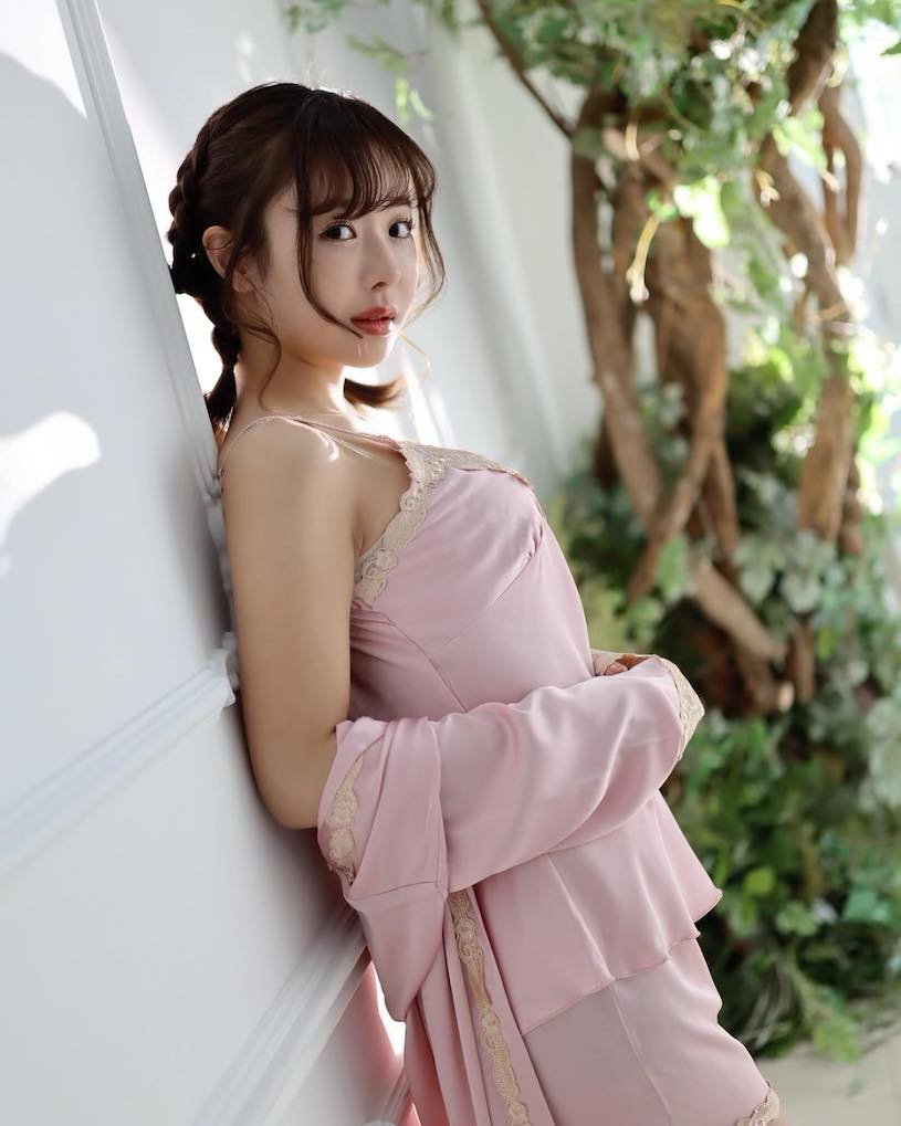 24岁人妻专业户《栗山莉绪》精选作品号剧情介绍及封面