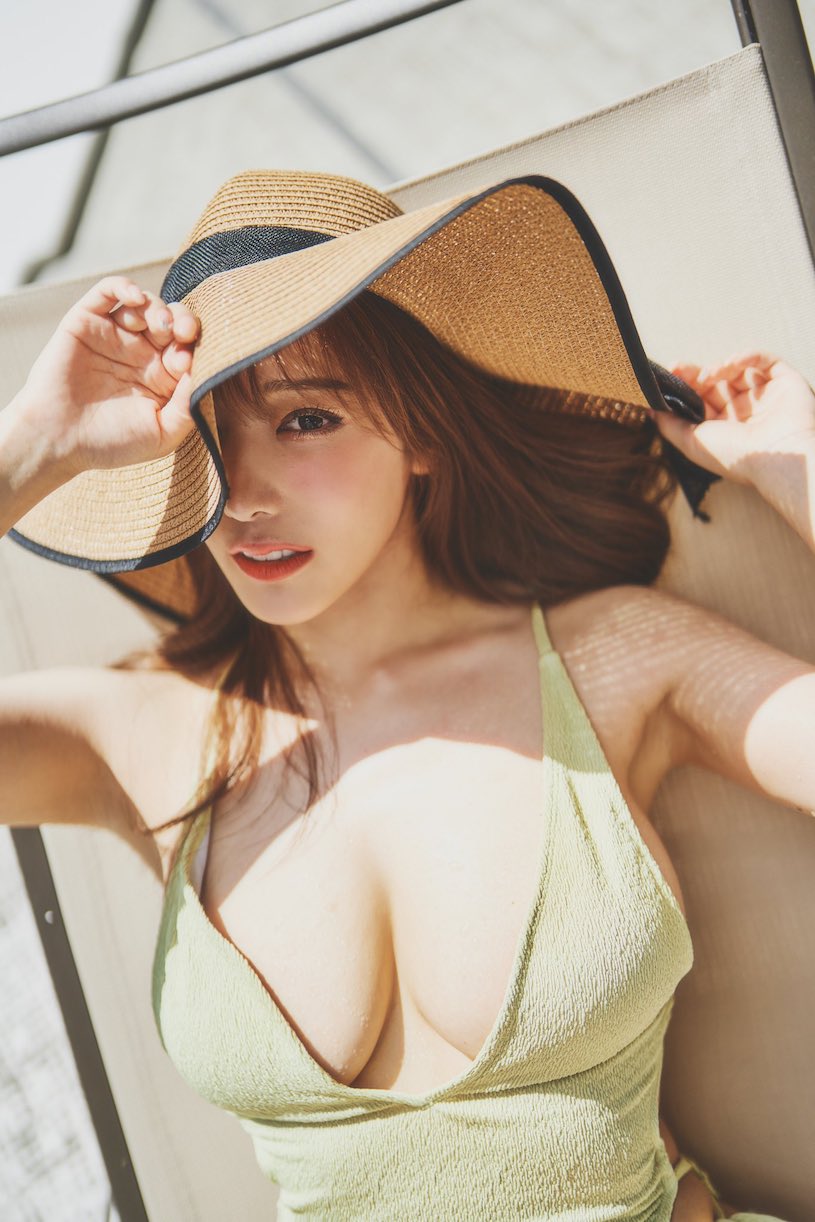 H杯巨乳正妹《小宵虎南》精选作品号剧情介绍及封面