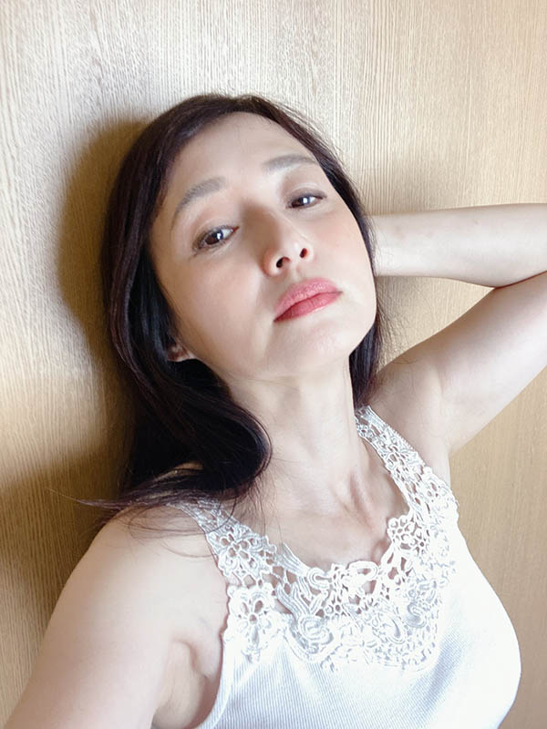 像30岁的六十路资深美孰女《安野由美》精选作品号剧情介绍及封面